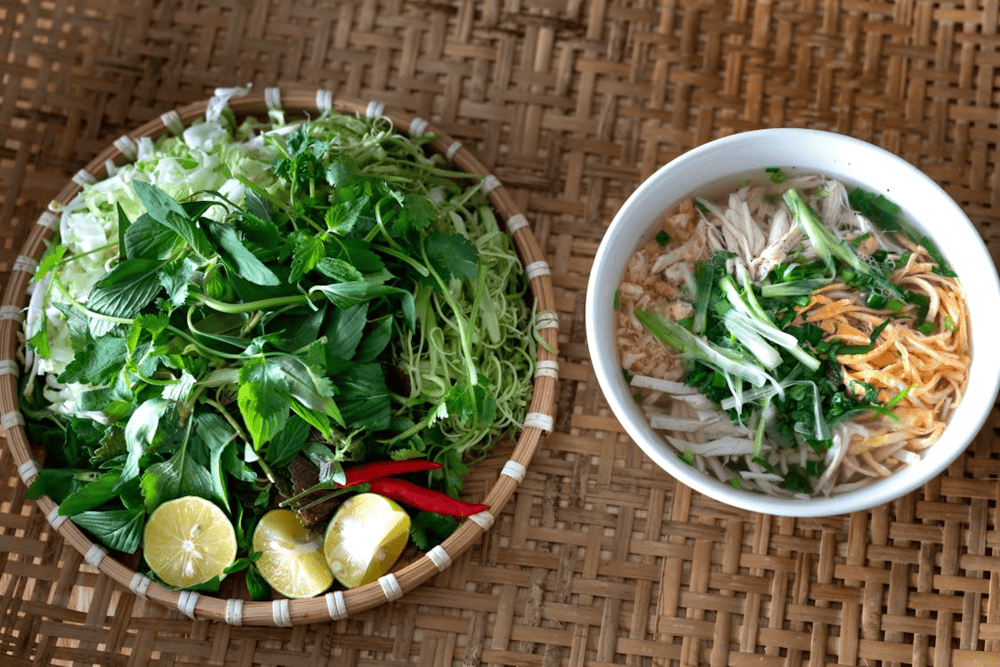 A complete bowl of “bun thang” must have Vietnamese coriander and chili peppers on the side (Source: Pexels)